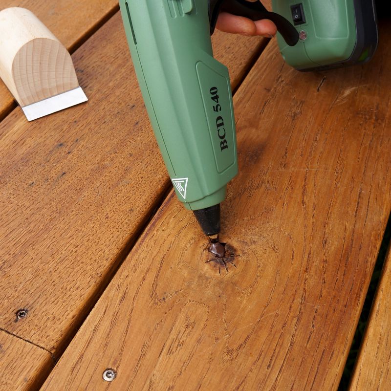 Cordfree heating gun for Knot Filler wood repairs