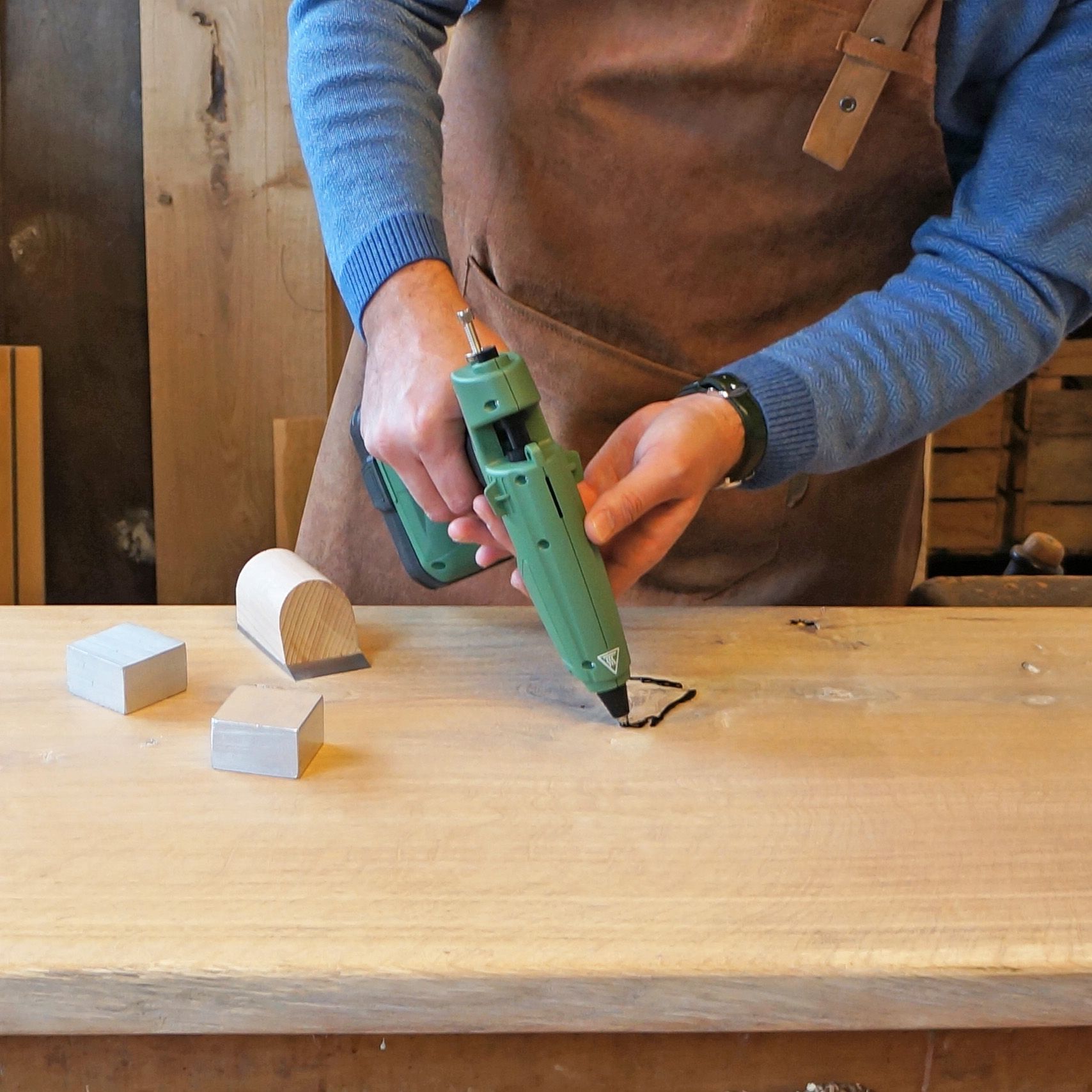 Cord-free heating gun for Knot Filler wood repairs